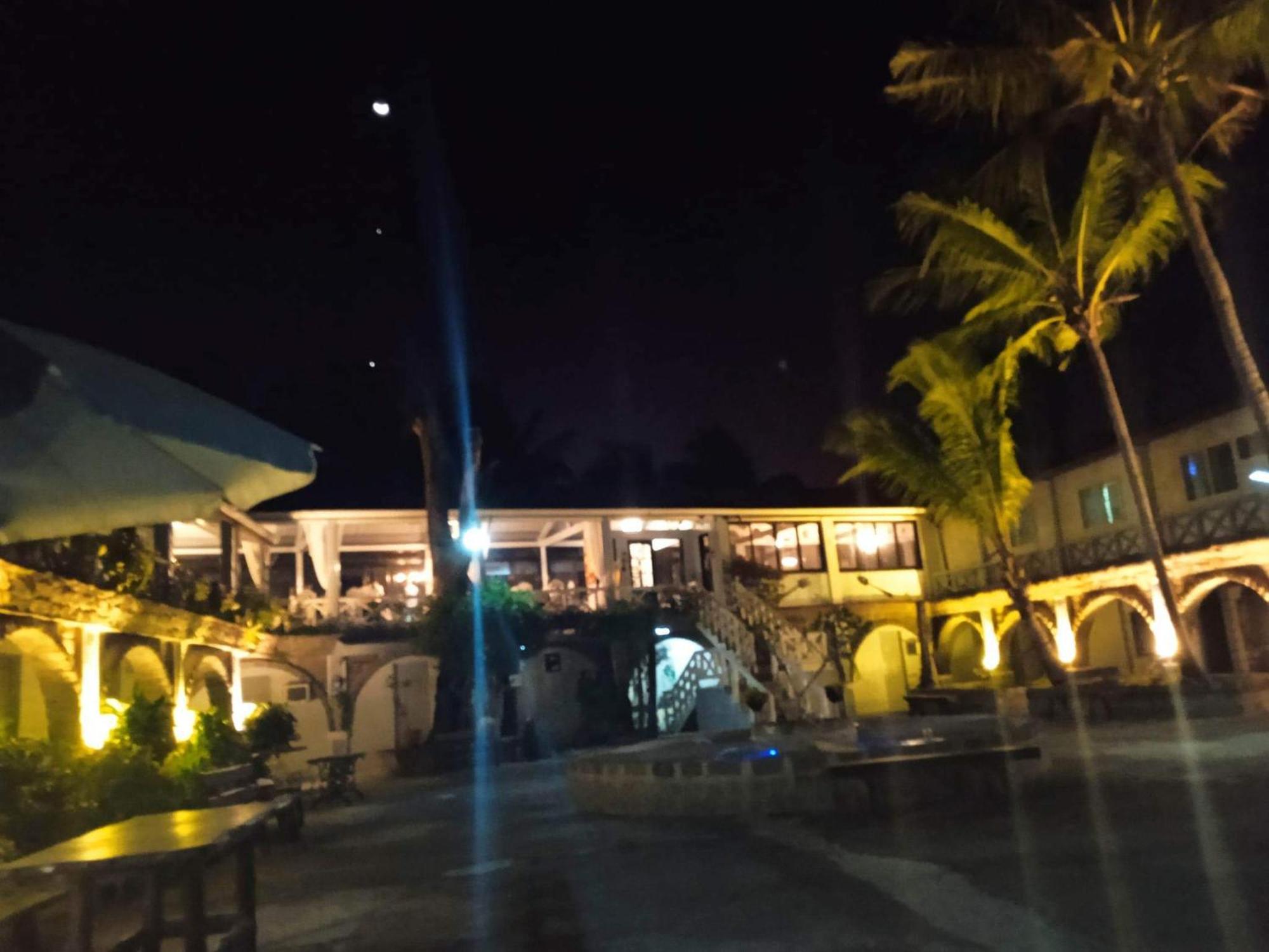 Sunbloom Beachfront Hotel And Restaurant Zambales Sinabacan Quarto foto